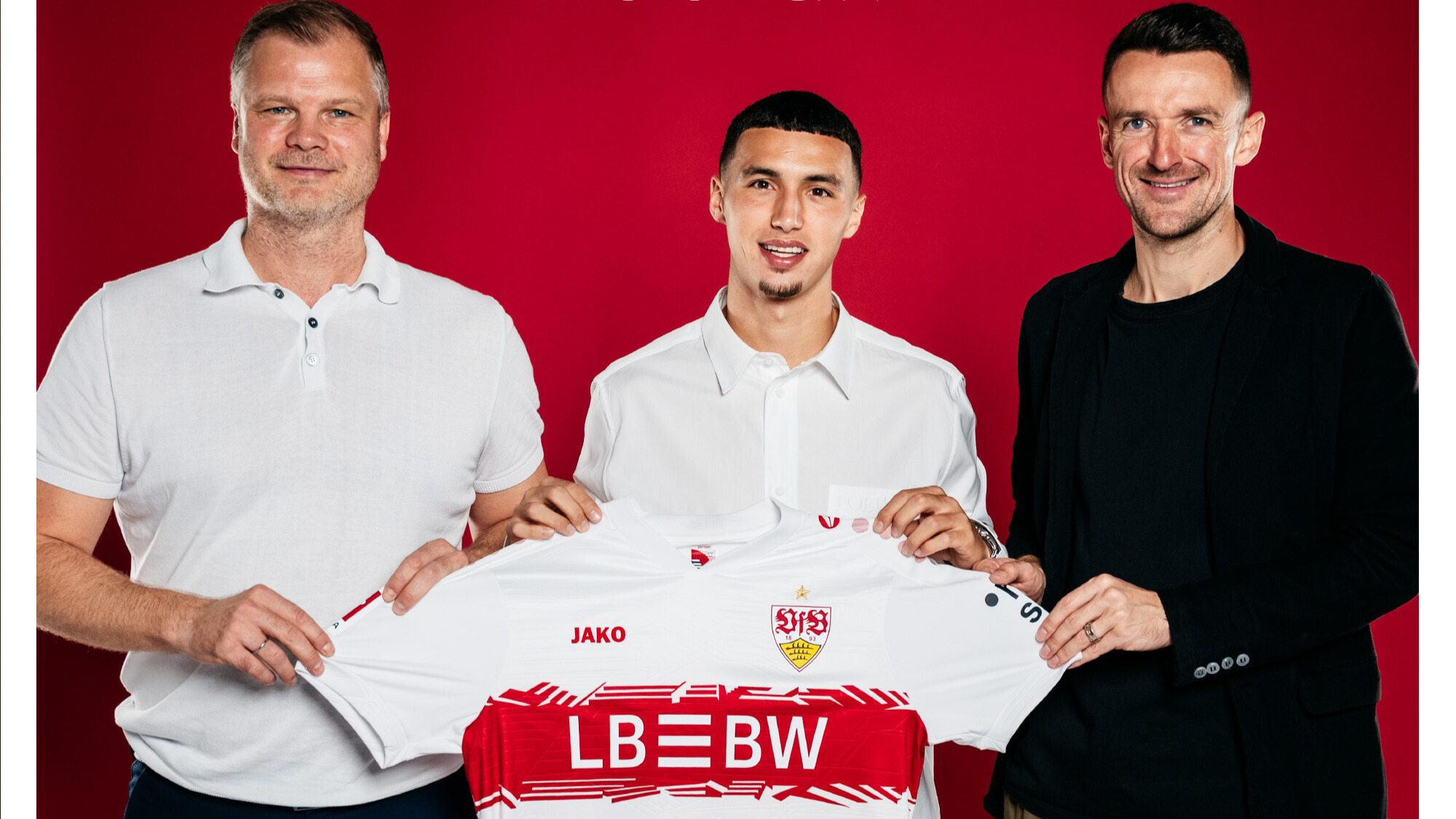 Bilal El Khannouss sous ses nouvelles couleurs avec les dirigeants du VfB Stuttgart
