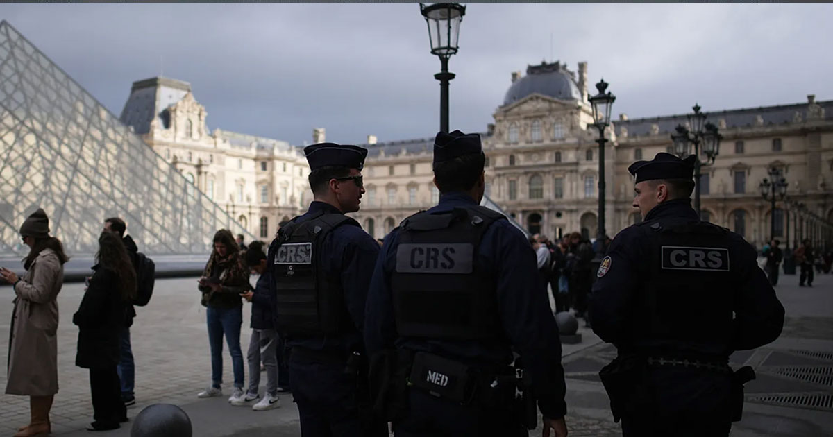 Cambriolage au Louvre : mise en examen de deux hommes, les bijoux restent dans la nature