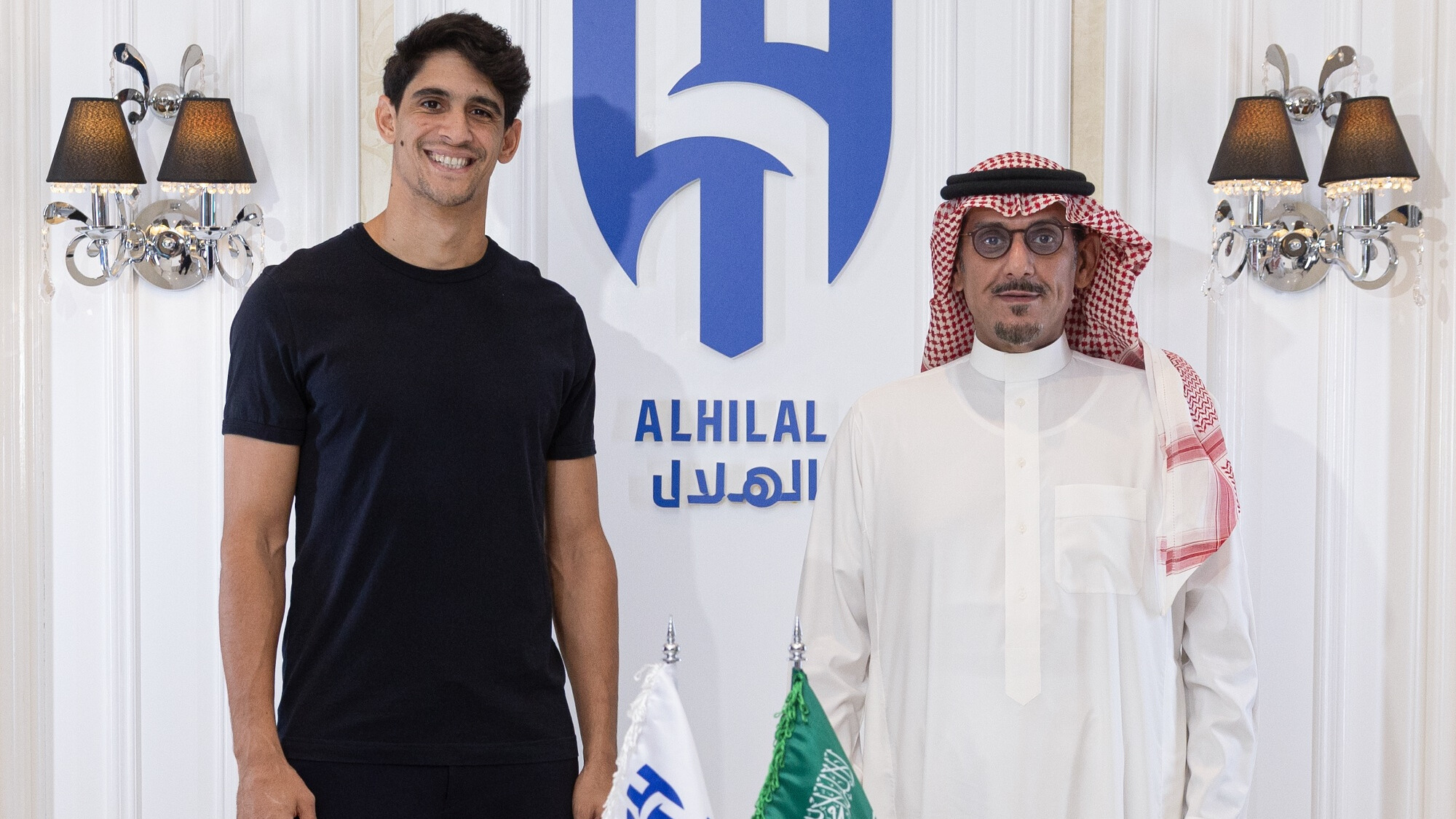 Yassine Bounou lors de la signature de son nouveau contrat avec Al-Hilal