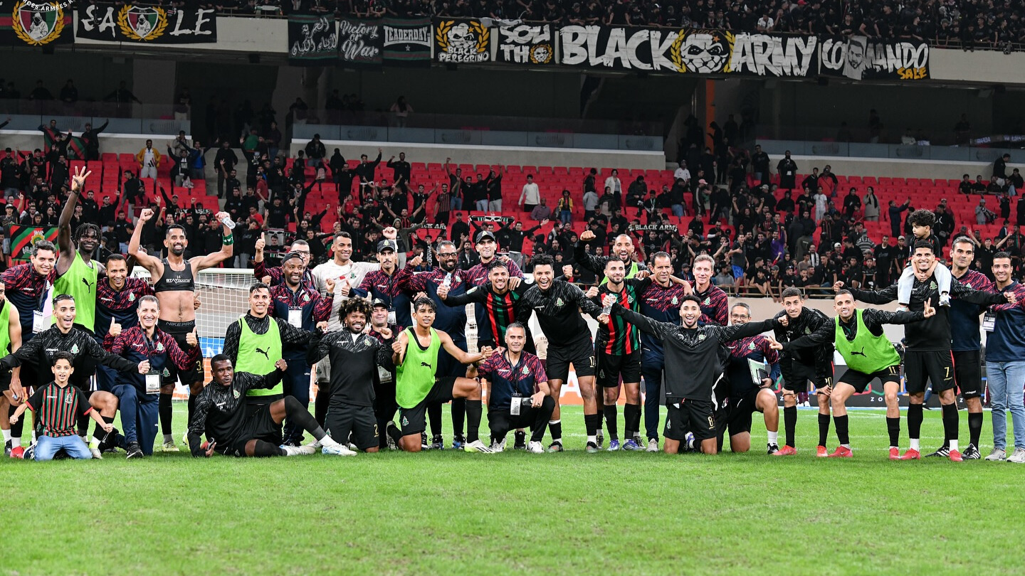 Les joueurs et le staff de l'AS FAR de Rabat après la victoire contre Horoya (3-0) en Ligue des champions de la CAF
