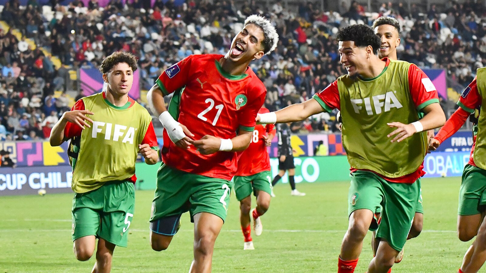 Yassir Zabiri célébrant son but avec ses coéquipiers dans les cages de la sélection de la Corée du sud