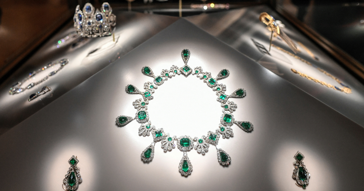 musée du louvre bijou