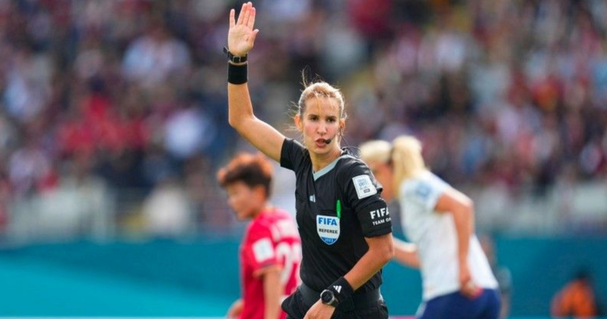 Bouchra Karboubi officiant un match international