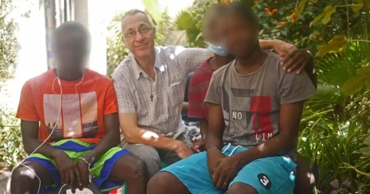 Abus sexuels présumés à Casablanca : l’ONG “Touche pas à mon enfant” dénonce l’impunité d’un prêtre fugitif