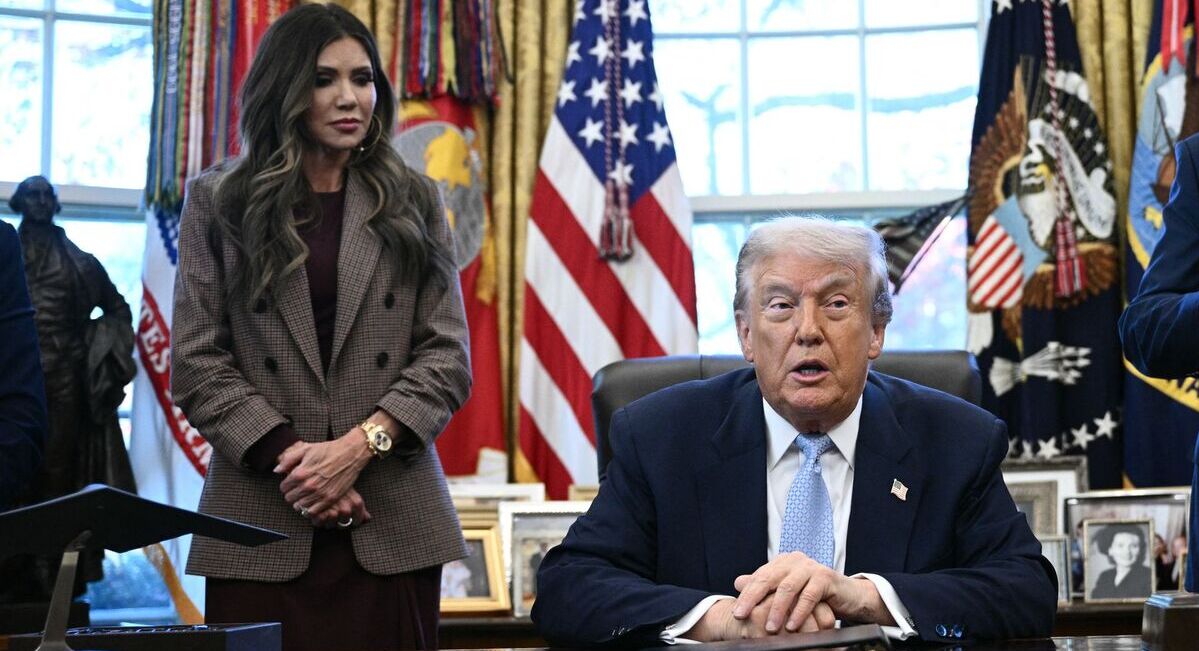 Kristi Noem, secrétaire à la Sécurité intérieure, et le président Trump à la Maison-Blanche en novembre. Photo : Brendan Smialowski/AFP via Getty Images