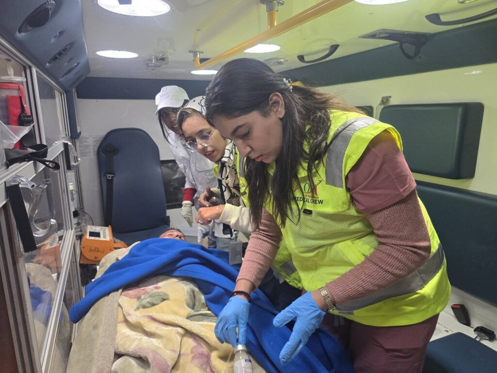 Evacuation d'un homme victime de brûlures d'Errachida au CHU de Tanger