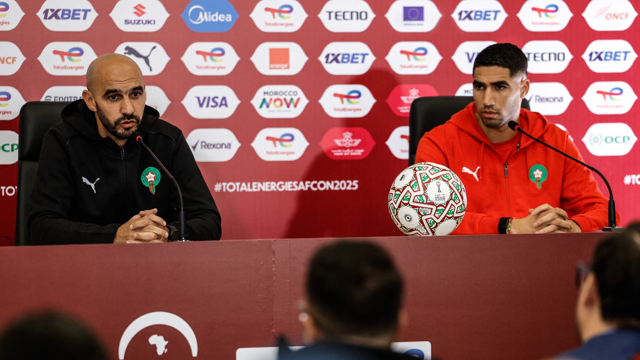 Walid Regragui et Achraf Hakimi lors de la conférence de presse avant le match d'ouverture de la CAN 2025, Maroc-Comores.