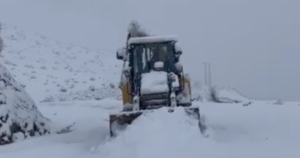Chichaoua: forte mobilisation pour déneiger les axes routiers (vidéo)