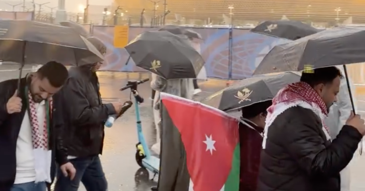 distribution de parapluies pour la finale Maroc-Jordanie