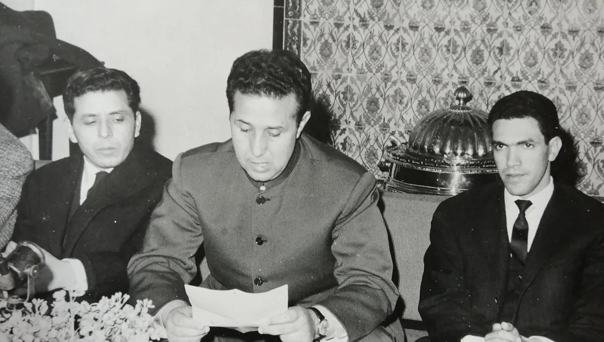 De gauche à droite, Hadj Benalla, Ben Bella, Mohammed Harbi, Alger, avril 1964 - Ahmed Ferrah