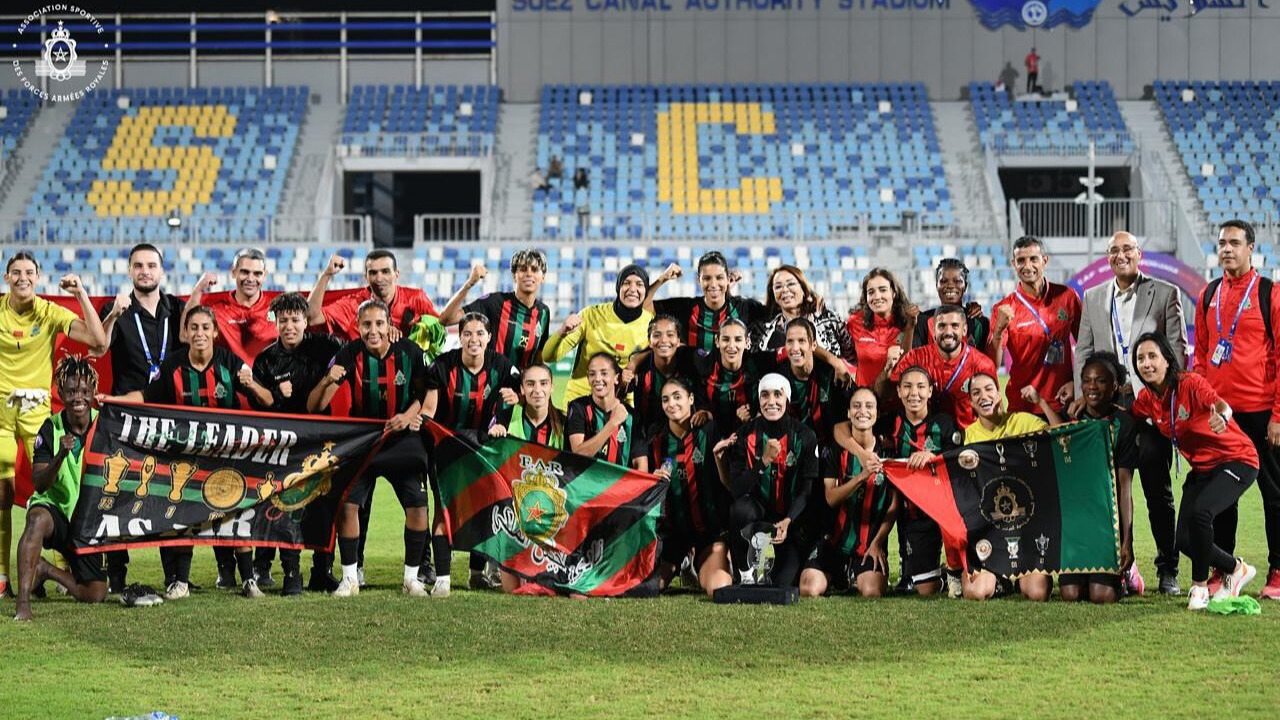 Bahia El Yahmidi ainsi que les joueuses et le staff de l'AS FAR féminine.