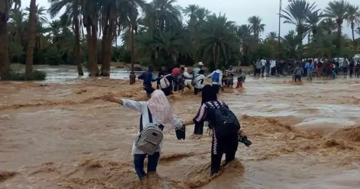 Des élèves tentent de traverser un axe submergé par des eaux en crue