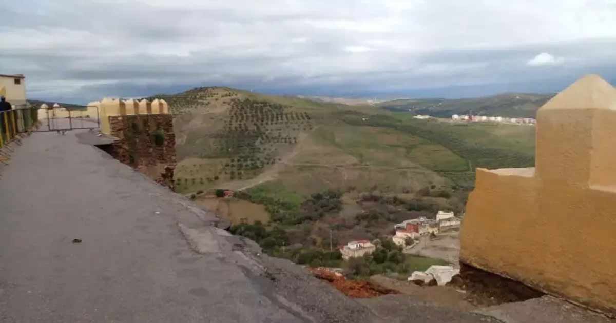 Les intempéries fragilisent le patrimoine : une partie du mur de Bab Errih s’effondre à Taza