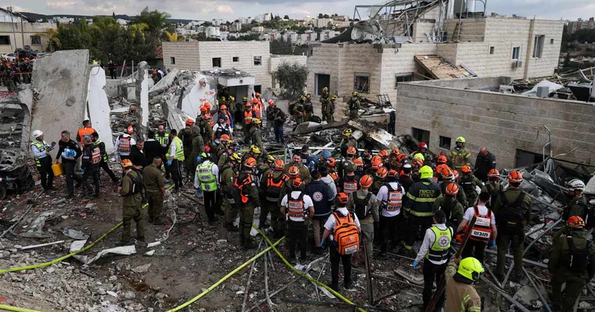 Israël: un immeuble s’effondre après une frappe iranienne, 8 morts et 28 blessés recensés
