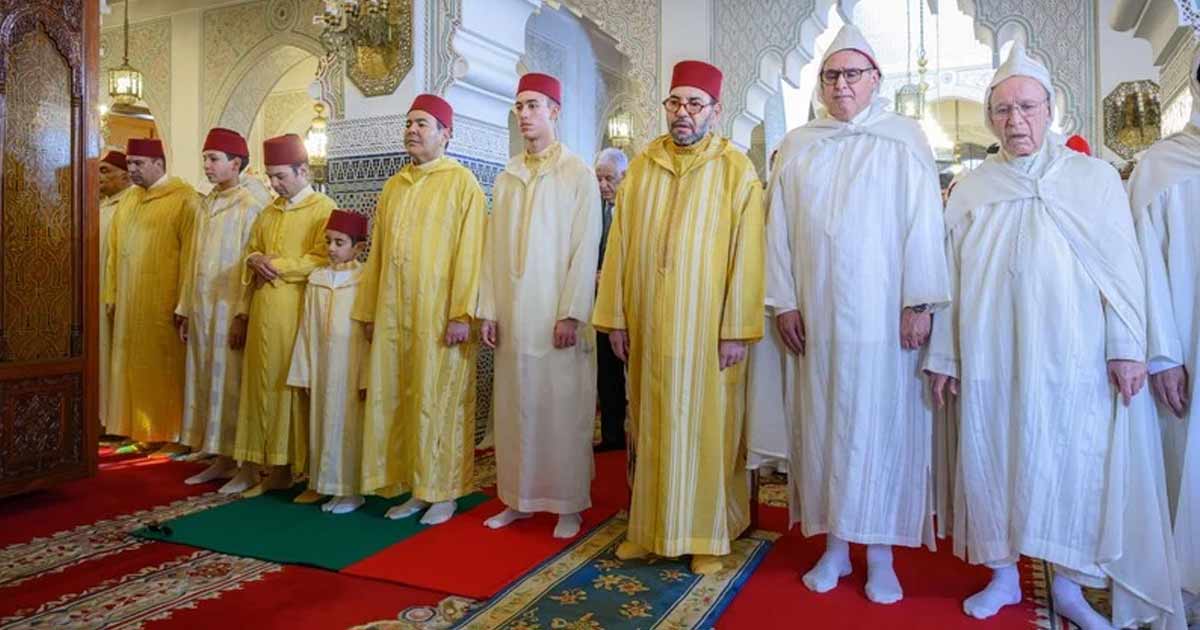 Le Roi Mohammed VI accomplit la prière de l'Aïd Al-Fitr à Rabat (vidéo)
