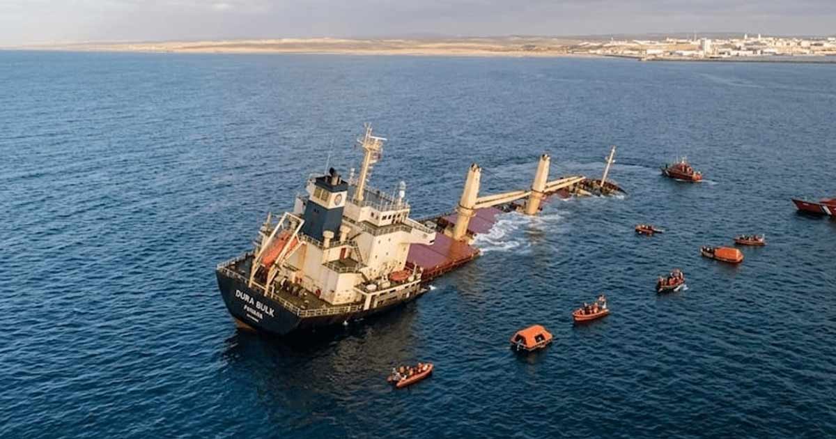Laâyoune: le navire “DURA BULK” sombre près des côtes, une enquête ouverte