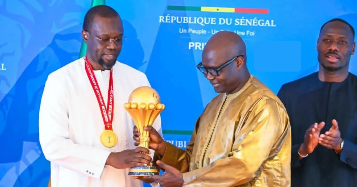 Ousmane Sonko avec le trophée de la CAN 2025