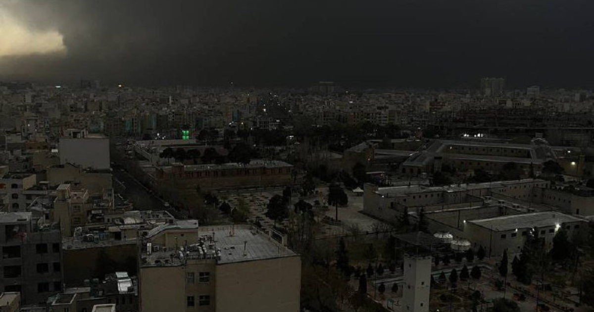Teheran plongée dans le noir après les attaques de dépôts pétrolier