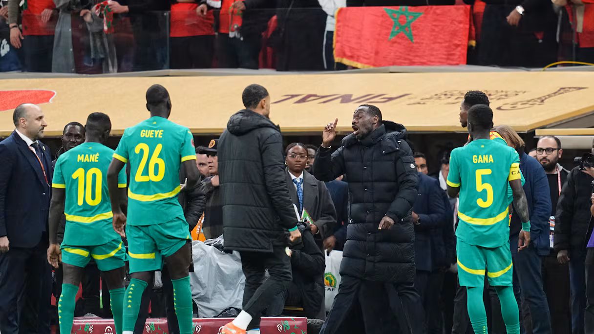 Scène du retrait des Sénégalais sur ordre du coach Pape Thiaw.