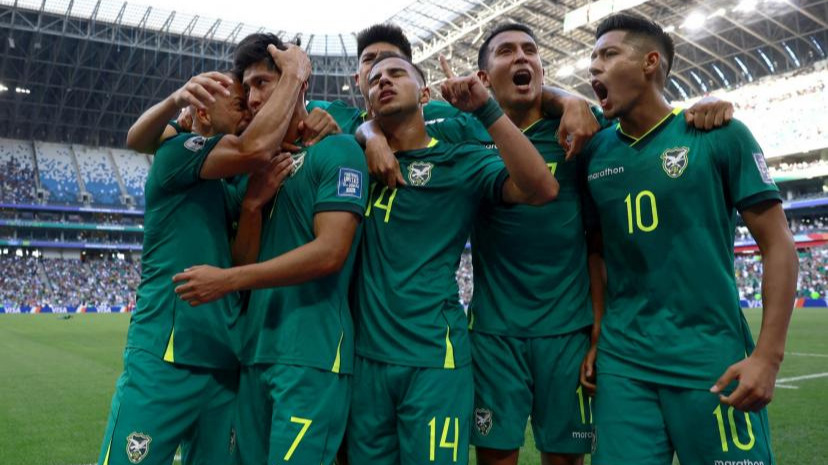 Les joueurs de la sélection bolivienne célébrant la victoire contre le Suriname.