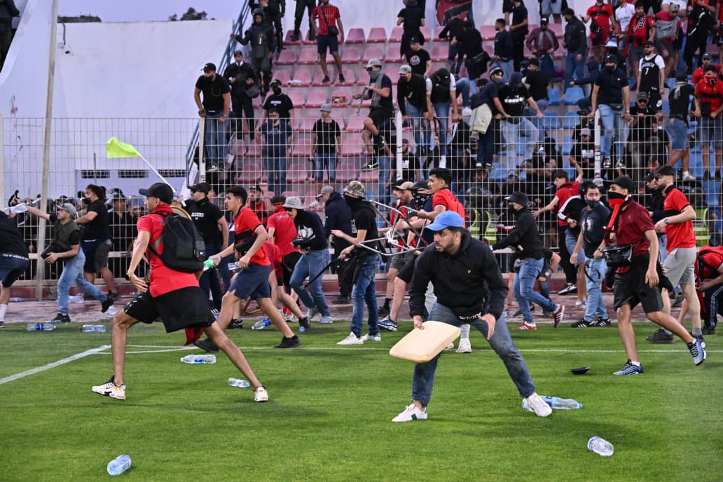Chaos à Safi : les supporters de l’USM Alger envahissent la pelouse avant la demi-finale(vidéos)