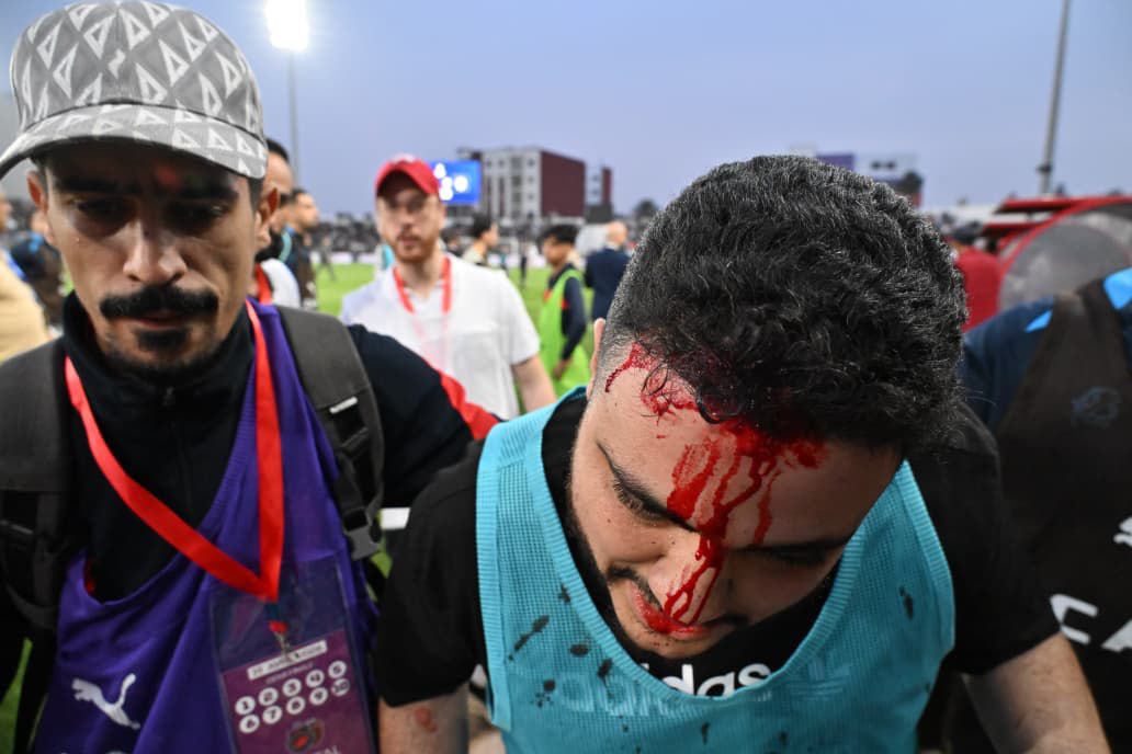 Chaos à Safi : les supporters de l’USM Alger envahissent la pelouse avant la demi-finale(vidéos)