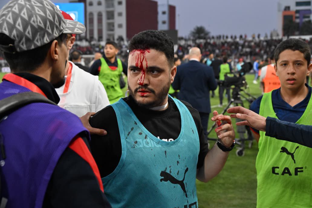 Chaos à Safi : les supporters de l’USM Alger envahissent la pelouse avant la demi-finale(vidéos)