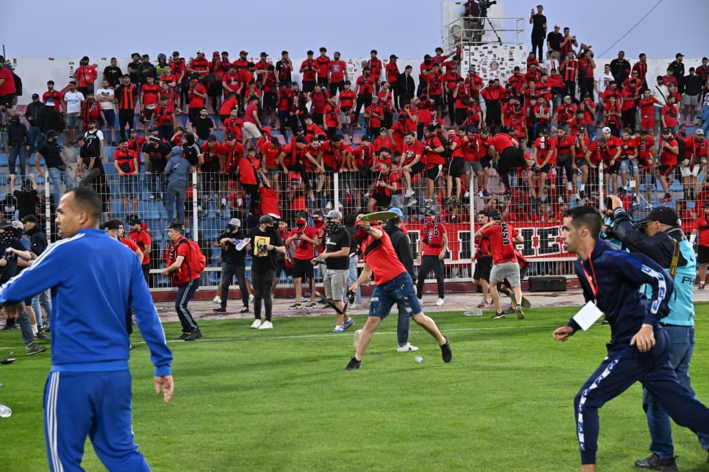 Chaos à Safi : les supporters de l’USM Alger envahissent la pelouse avant la demi-finale(vidéos)