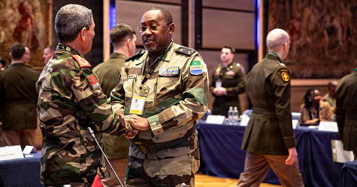 Le général de division Mohammed Lakouti (à gauche), des forces armées marocaines, et le général de division Crépin Sosthène Ngari, des forces armées gabonaises, se saluent à l'occasion de l'ouverture du Sommet des forces terrestres africaines à Rome. (Photo : Sergent-chef Catessa Palone/Armée américaine)