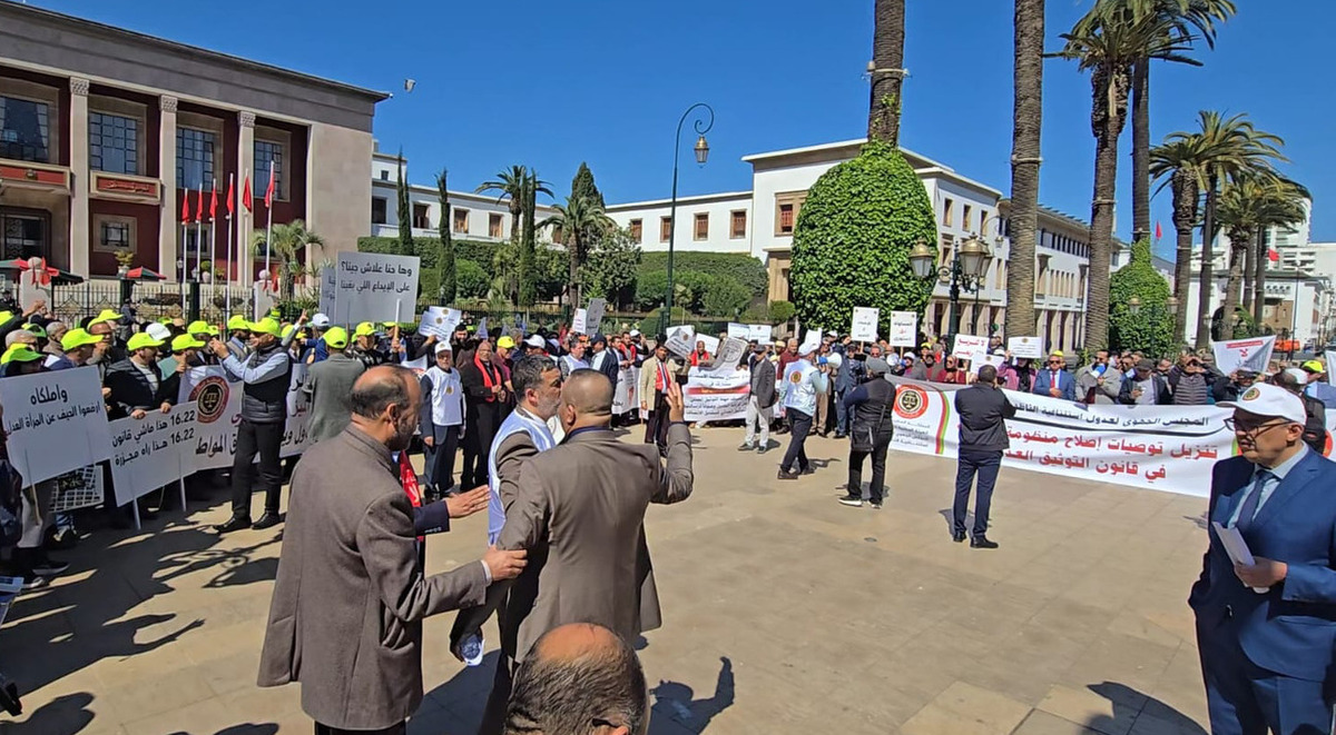 Notaires, sit in,
