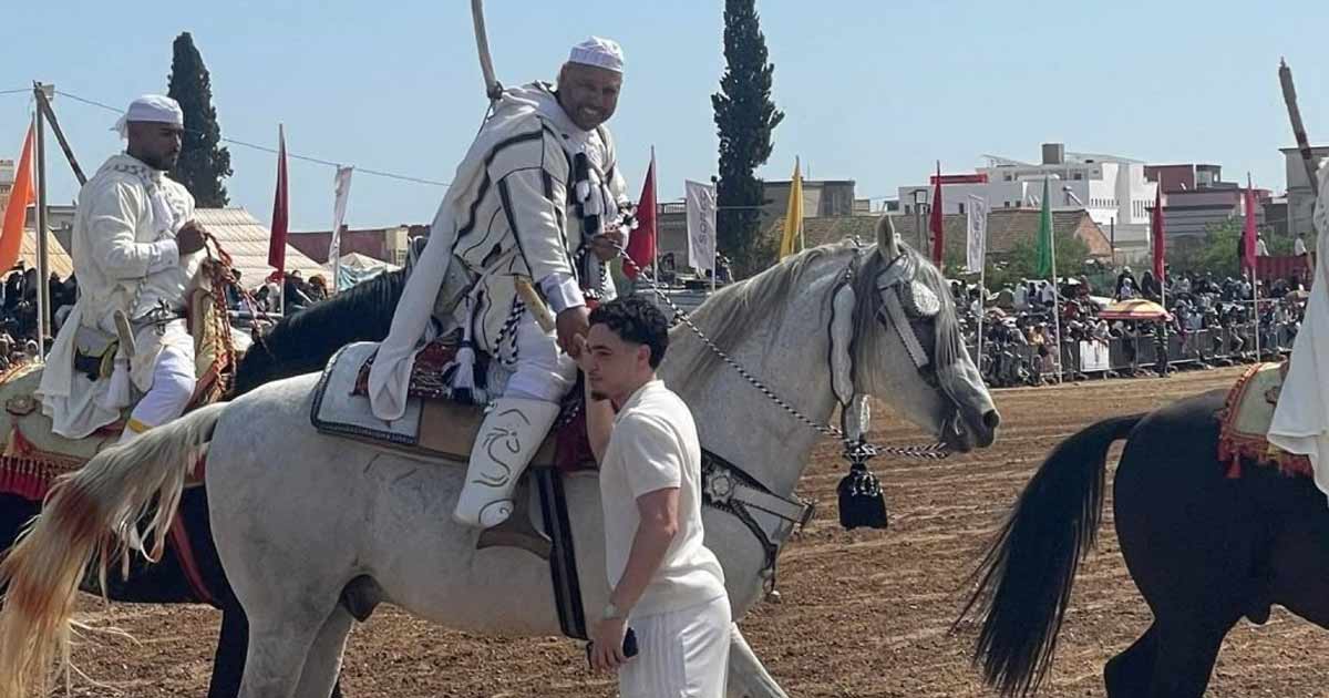 Tiflet : Othmane Maamma soutient son père lors des éliminatoires de la Tbourida