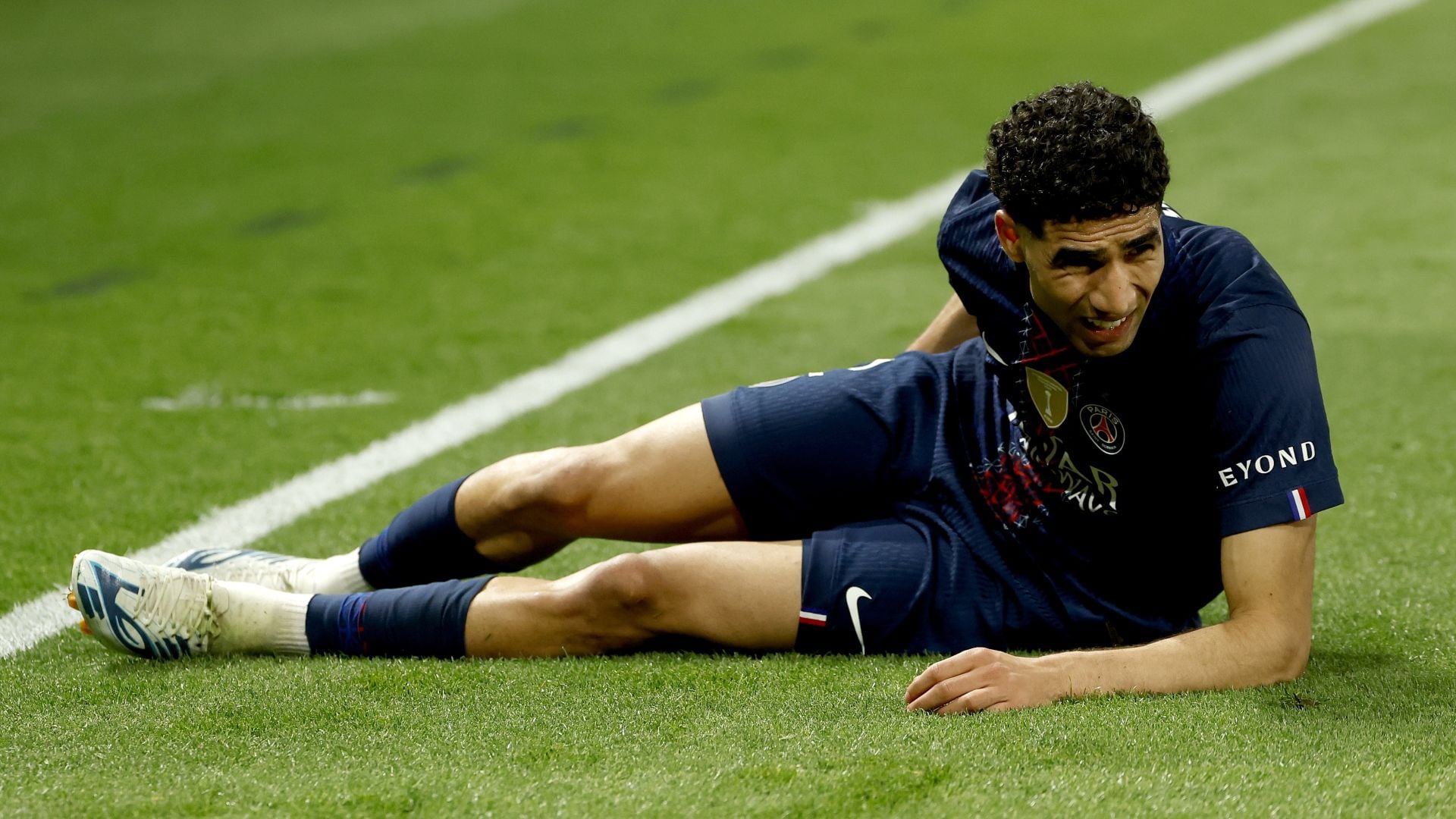 Achraf Hakimi, blessé sur la pelouse du Parc des Princes lors de la demi-finale aller contre le Bayern (5-4).