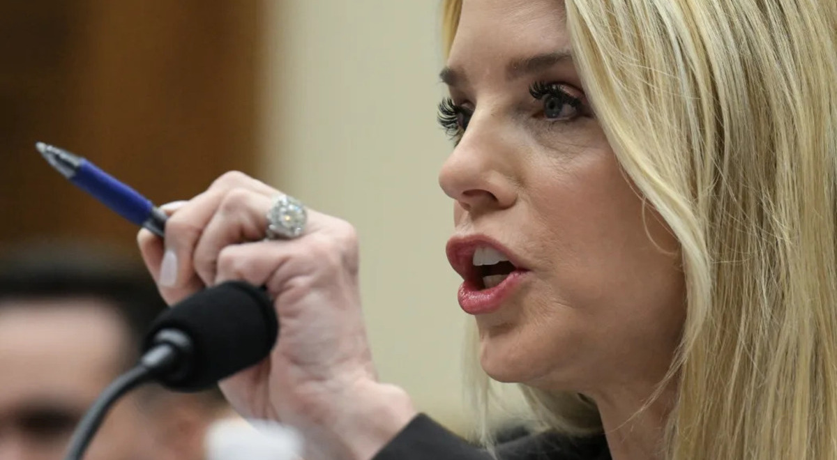 Pam Bondi , Trump, Donald Trump,