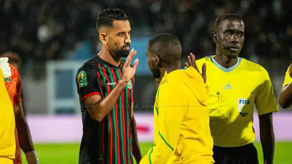 Mohamed Rabie Hrimat, capitaine de l'AS FAR et un joueur de Mamelodi Sundowns lors de la dernière confrontation des deux clubs.
