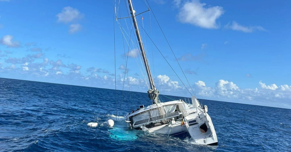 Catamaran échoué en mer