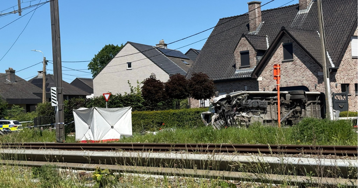 Un train percute un bus scolaire en Belgique