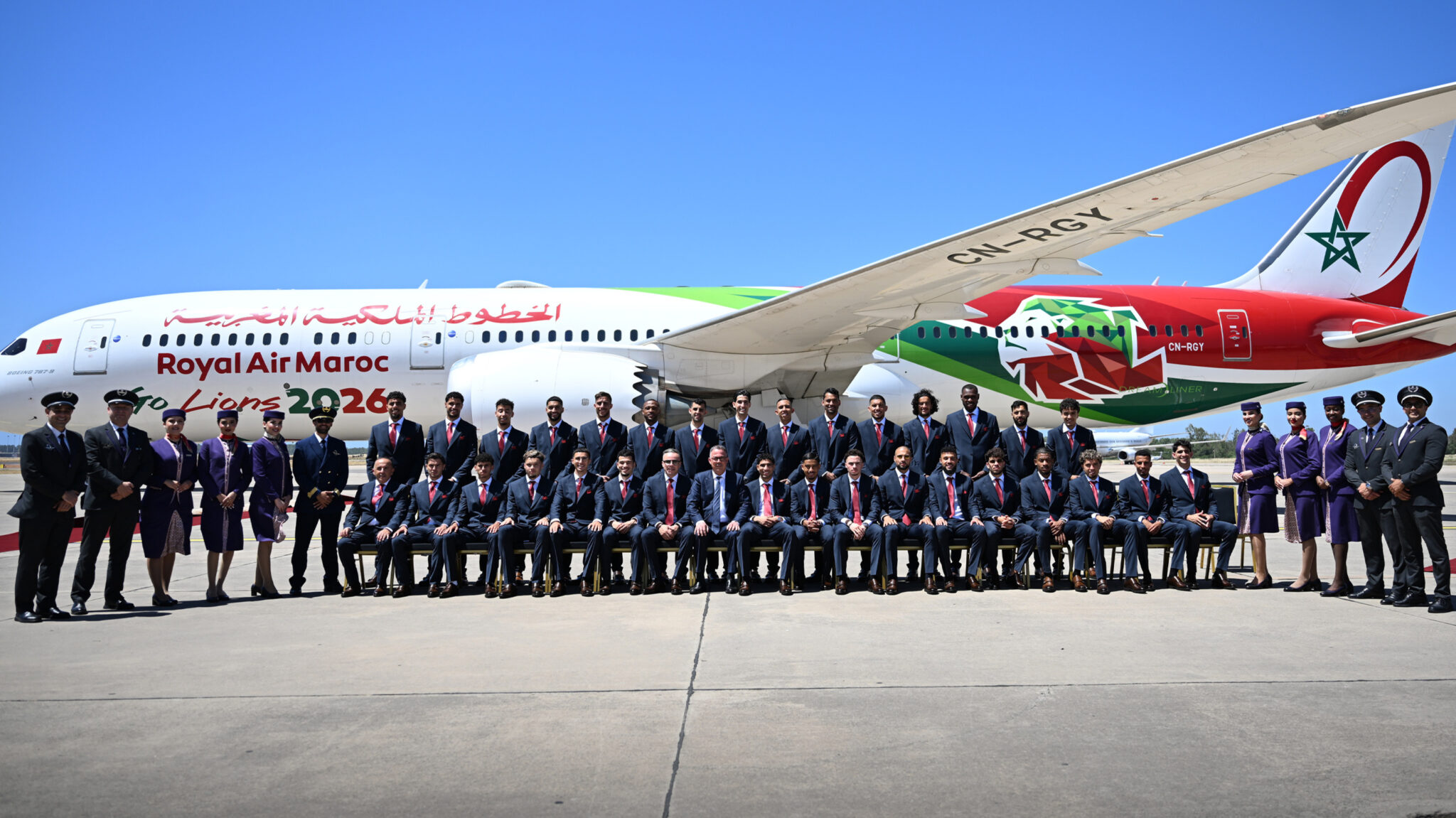 La délégation marocaine, avec les Lions de l'Atlas au complet, sur le tarmac de l'aéroport de Rabat avant de départ pour le Mondial 2026 aux États-Unis.