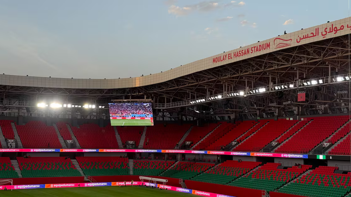 Le stade Moulay El Hassan se transforme le temps des matchs du Maroc au Mondial 2026 en une fan zone géante.