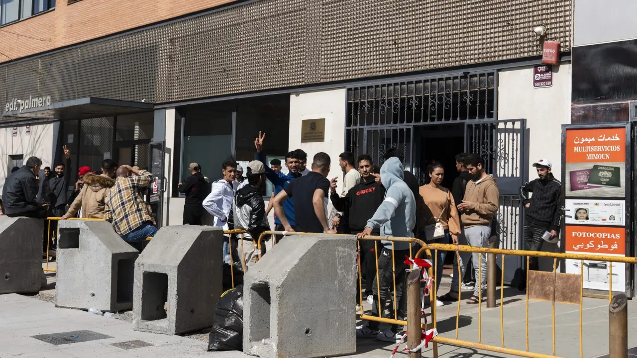 Marocains au consulat général du Maroc à Almeria pour la régularisation esceptionnelle en Espagne