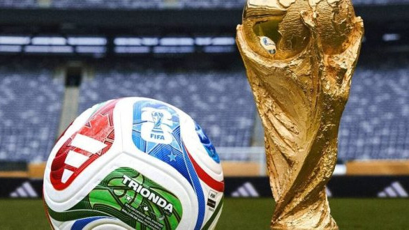 Ballon officiel et trophée du Mondial 2026.