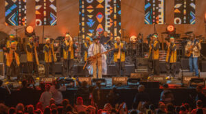 Show fusion du Maalem Hassan Boussou avec Alexandre Herichon, Mohamed Derouich, Jacques Schwartz, Cheikh Ndoye et Meryem Aassid lors du Festival Gnaoua 2026.