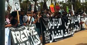 Manifestation devant le tribunal de première instance d'Aïn Sebaa avant la première audience de Mehdi Black Wind.