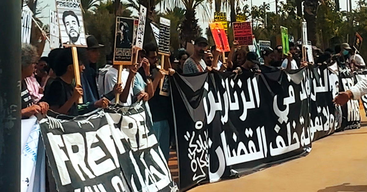 Manifestation devant le tribunal de première instance d'Aïn Sebaa avant la première audience de Mehdi Black Wind.