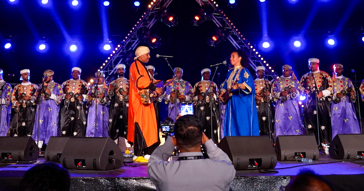 Hind Ennaira et Najib Oubelkas lors de leur show au Festival Gnaoua d'Essaouira.
