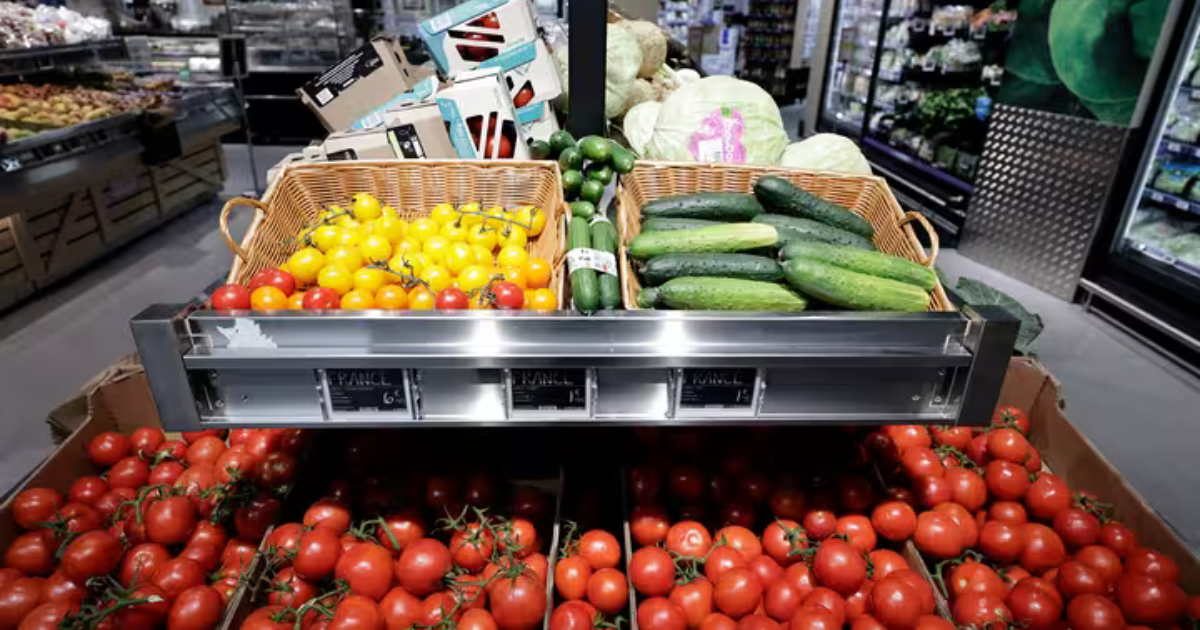 Des tomates et des concombres dans un supermarché à Paris, le 5 septembre 2025. ©AFP