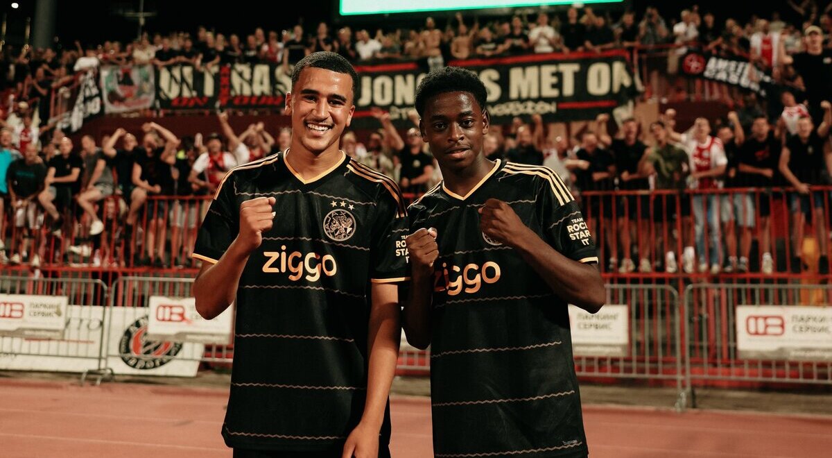 Abdellah Ouazane (G) a inscrit le quatrième but ajacide dans le temps additionnel sur la pelouse du FK Vojvodina. (Photo Ajax via Twitter)