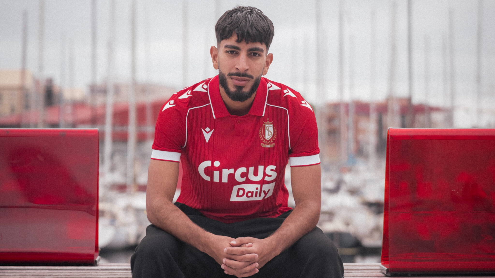 Rayan Touzghar signe au Standard de Liège.